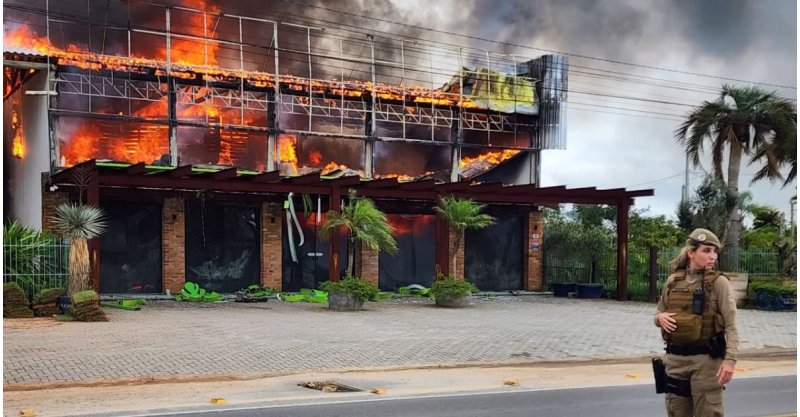 Incêndio de grandes proporções consome loja de paisagismo em Garopaba, Sul de SC