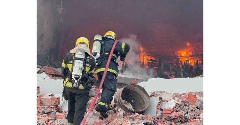 Incêndio de grandes proporções destrói área de produção de fábrica têxtil no sul do estado