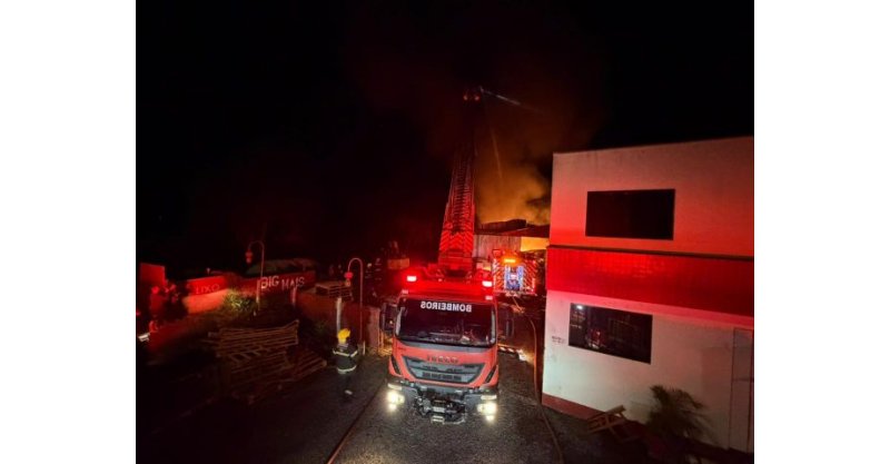Incêndio de grandes proporções mobiliza bombeiros em indústria no Sul de SC