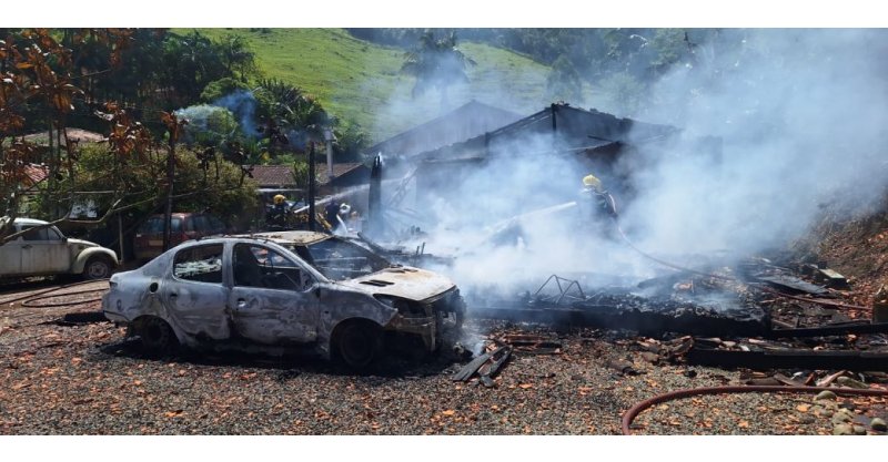 Incêndio destrói oficina mecânica e atinge carro