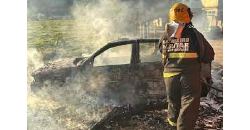 Incêndio destrói veículo no pátio de igreja em Gravatal