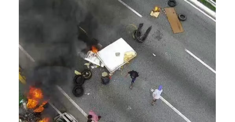 Incêndios criminosos bloqueiam vias na Grande Florianópolis; governo de SC confirma morte e prisões