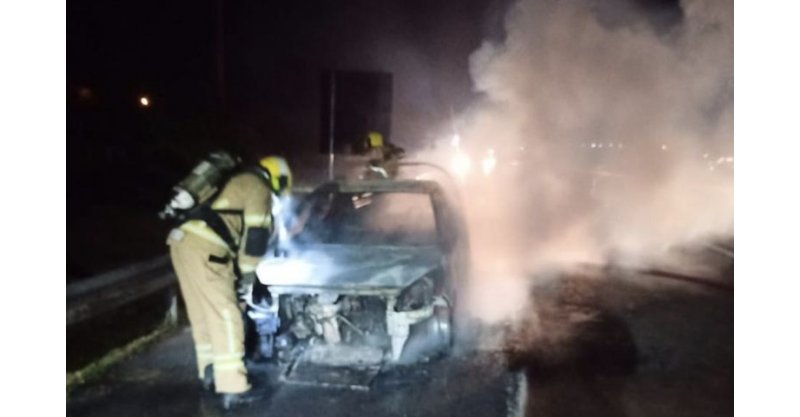 Jaguaruna / Carro pega fogo na BR-101 e cinco ocupantes escapam ilesos