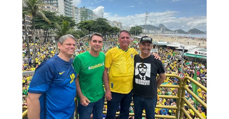 Jorginho Mello marca presença ao lado de Bolsonaro em ato no Rio