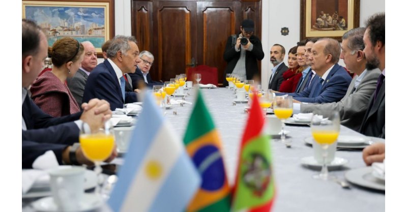 Jorginho Mello se aproxima do governo Milei e quer ampliar turismo: ‘SC vira extensão do país’