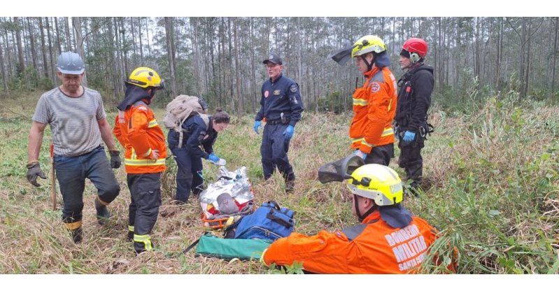Jovem sofre grave ferimento na perna ao usar motosserra durante corte de árvores