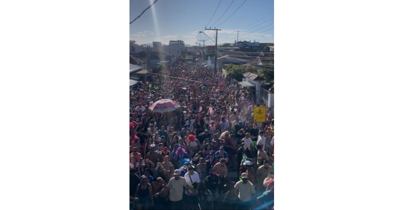 LAGUNA  Bloco da Pracinha de Laguna reúne mais de 200 mil foliões em grande festa