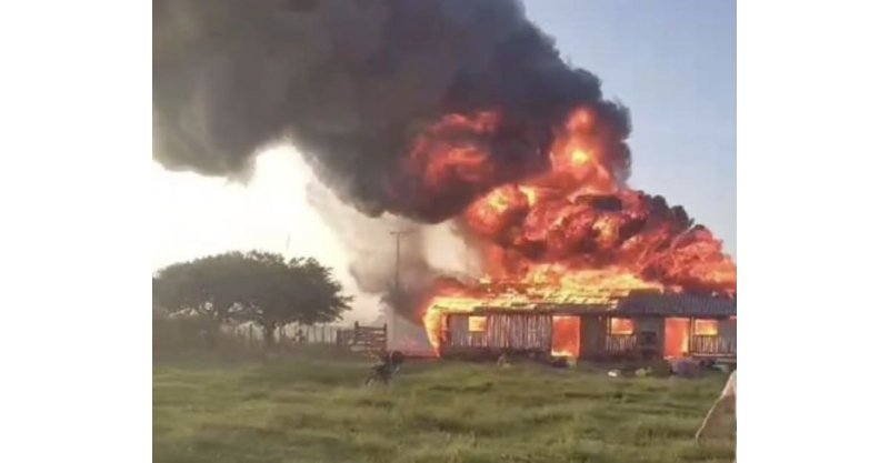 Laguna / Galpão é destruído por incêndio na cidade