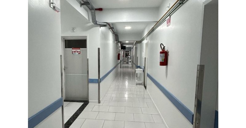 Laguna / Hospital conclui reforma e pintura de corredores feita com doações pela conta de energia