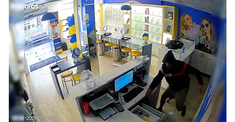 LAGUNA / Ladrão quebra porta de vidro de loja, pula balcão e furta caixa em plena luz do dia