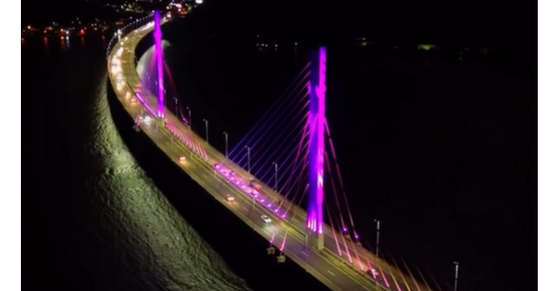 LAGUNA / Ponte Anita Garibaldi ganha iluminação rosa em apoio ao Outubro Rosa