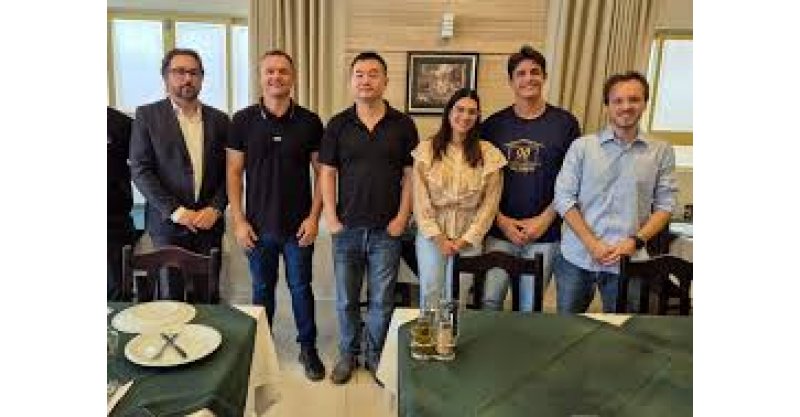 LAGUNA / Prefeito recebe em seu gabinete Sr. Lex, CEO da Eikto (empresa chinesa já instalada na cidade) 