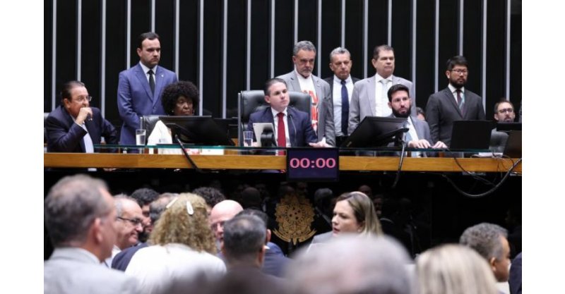 Maioria dos deputados de SC vota contra PEC que propõe fim à escala 6x1; veja a lista