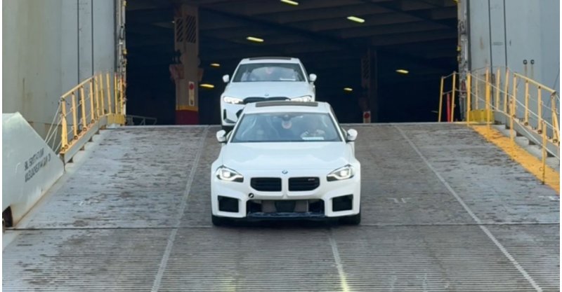 Mais de 800 BMWs 'desfilam' após chegarem de navio ao Porto de Itajaí (SC)