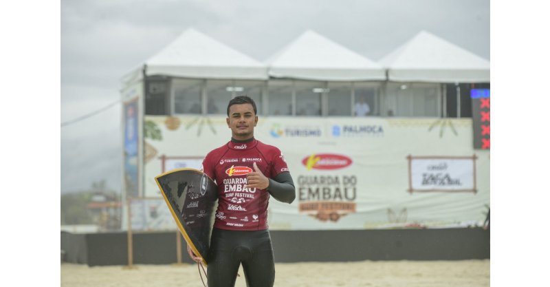 Manezinho de 16 anos conquista da Taça Brasil de Surfe na Guarda do Embaú