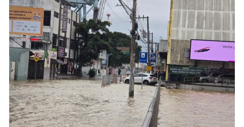 Maré alta coloca trânsito de Itajaí em alerta nesta segunda-feira (13)