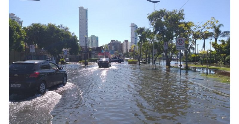 Maré sobe e água alaga ruas em Itajaí