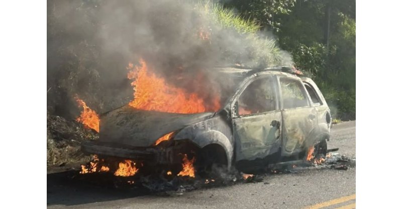 Mãe retira filhos de carro segundos antes de veículo ser tomado por chamas