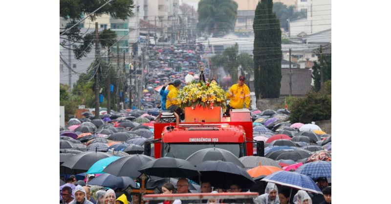Mesmo sob chuva, fiéis homenageiam Nossa Senhora Aparecida na maior romaria de SC