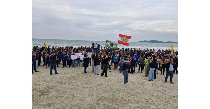 Milhares de pescadores fazem protesto em praia após o encerramento da pesca da tainha em SC