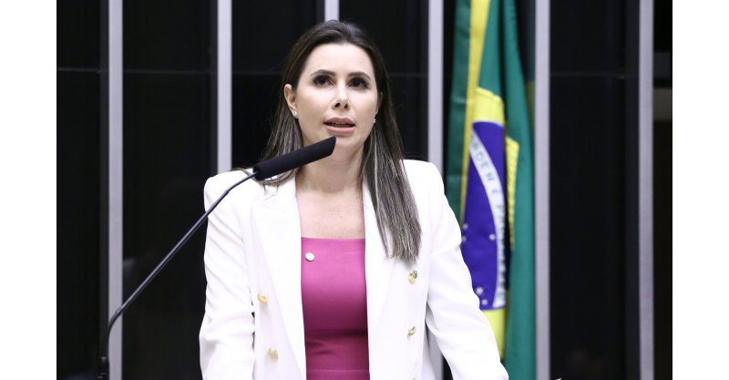 Minoria denuncia ministra da Cultura por uso indevido de recursos públicos
