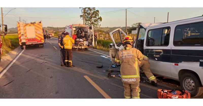 Morro da Fumaça / Colisão frontal entre caminhão e van deixa seis feridos e mobiliza grande operação de resgate