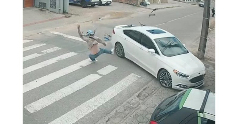 Motociclista é arremessado após bater na traseira de carro