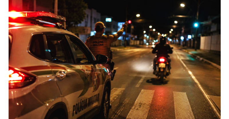 Motociclista foge da PM por cerca de 40 km entre Imbituba e Laguna e é atingido por bala de borracha