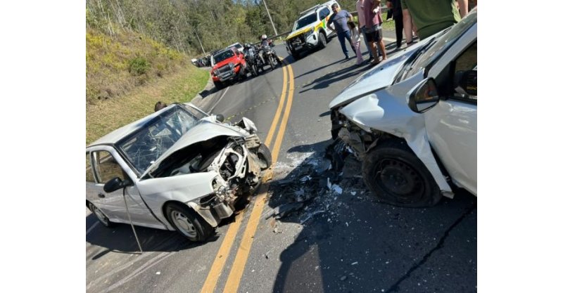Motorista fica preso às ferragens após colisão frontal