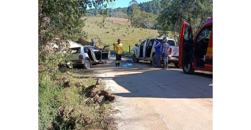 Motorista morre após colisão frontal entre carro e caminhonete no Sul de SC