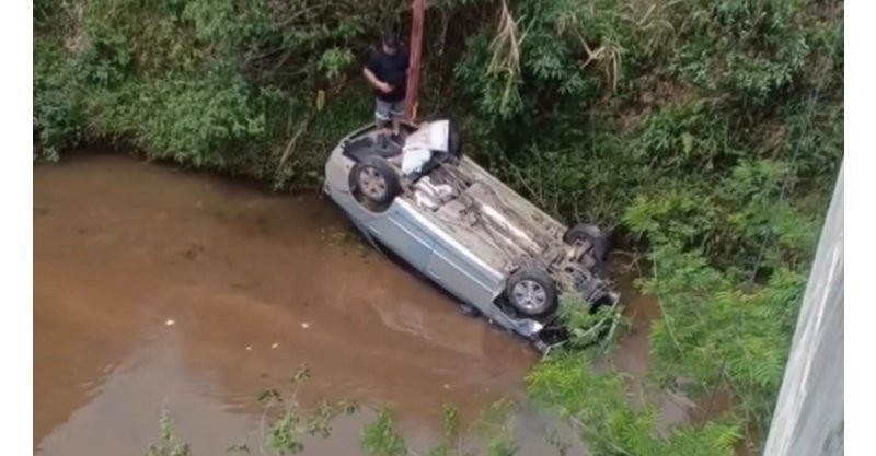 Motorista perde controle e carro capota na BR-101, em Garopaba