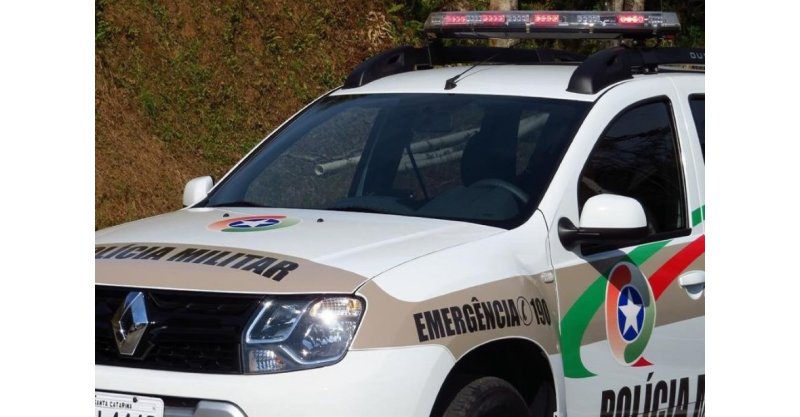 Mulher foge de abordagem da PM, é perseguida por vários quilômetros e detida em praia de Imbituba, após cair de moto