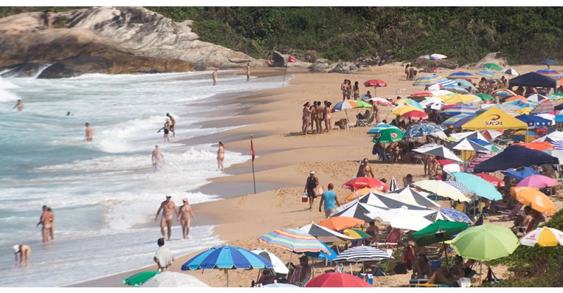 Mulher pede para não ser presa por topless em praia de SC e pedido é analisado pela Justiça