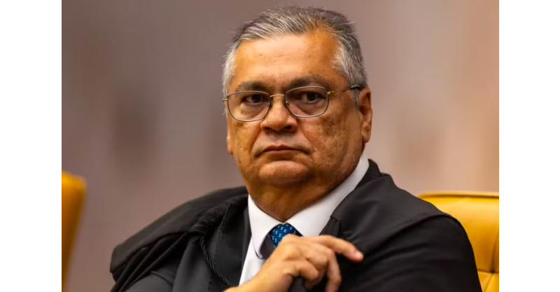 Mulher tenta agredir Flávio Dino em voo para Brasília e é abordada por policial