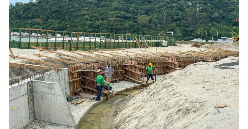 Muro subterrâneo na orla de Balneário Camboriú tem traçado sinuoso e deve conter avanço do mar