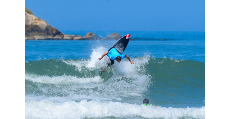 Navarro voa alto e lidera dia de show no surfe em Imbituba