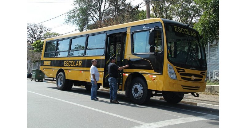 Ônibus escolar da Prefeitura de Treze de Maio se envolve em acidente com carro