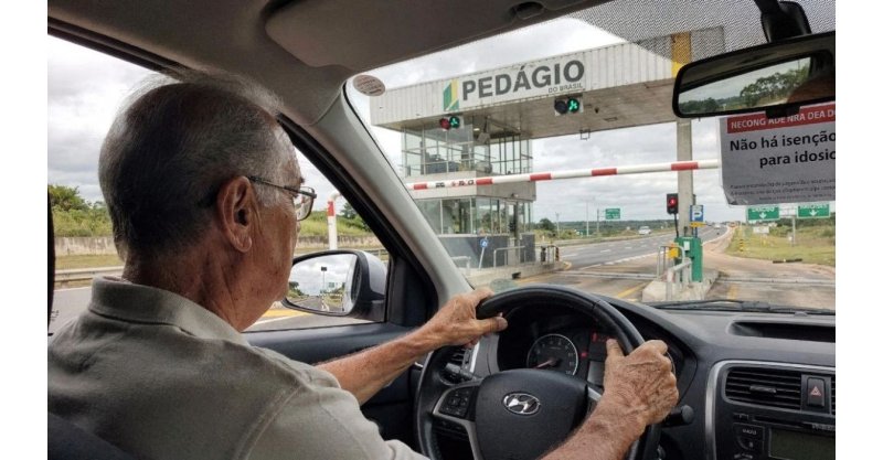 Nova lei deve isentar motoristas idosos de pagar pedágio no Brasil; entenda a medida