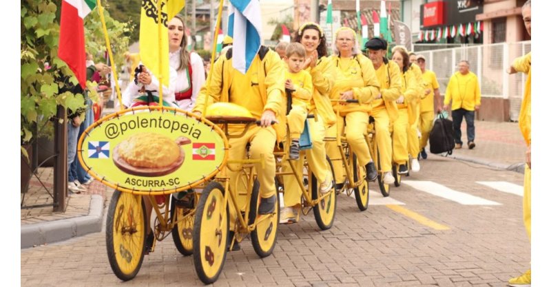 Nova Veneza / Com canções e desfile, Polentopéia diverte público na Festa da Gastronomia