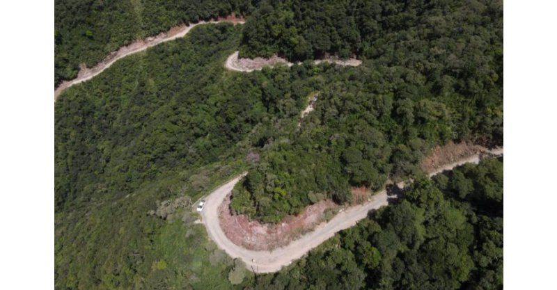 Obras de implantação asfáltica na Serra do Corvo Branco ultrapassam 30%