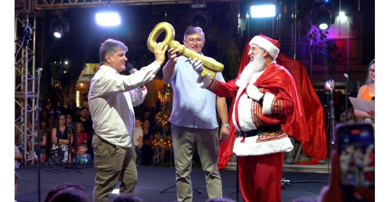 Orleans / Abertura do Natal dos Sonhos no município foi marcada com a chegada do Papai Noel
