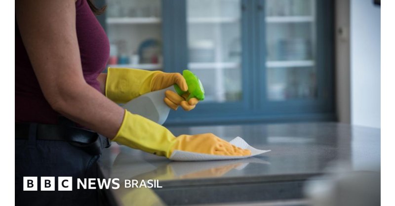 Os brasileiros que largaram diploma e carreira no Brasil para viver de faxina em Londres