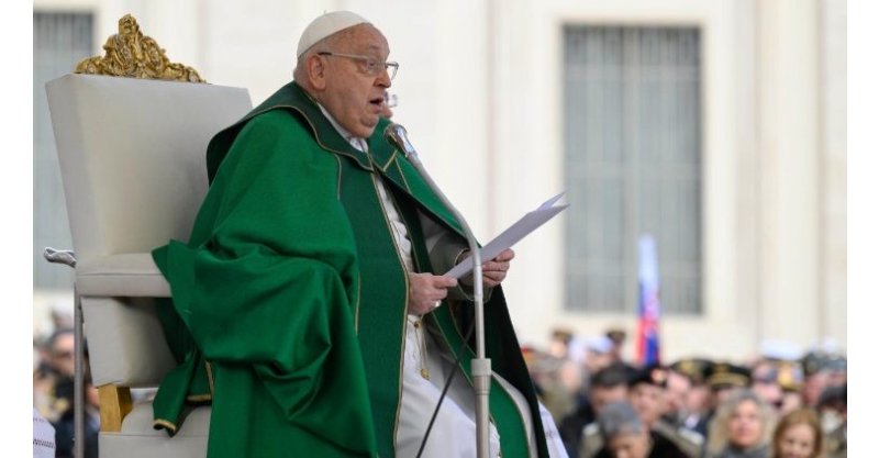Papa Francisco interrompe discurso em missa devido a dificuldades respiratórias