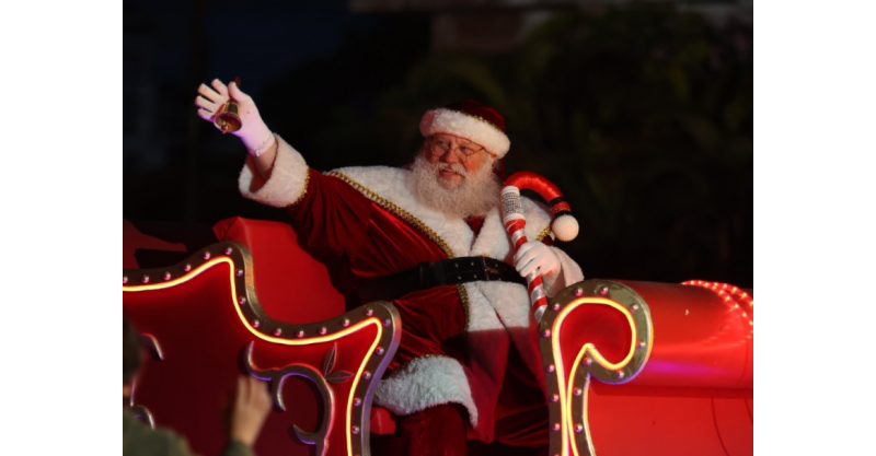 Papai Noel chega de Maria Fumaça e transforma Imbituba em um grande espetáculo de magia natalina