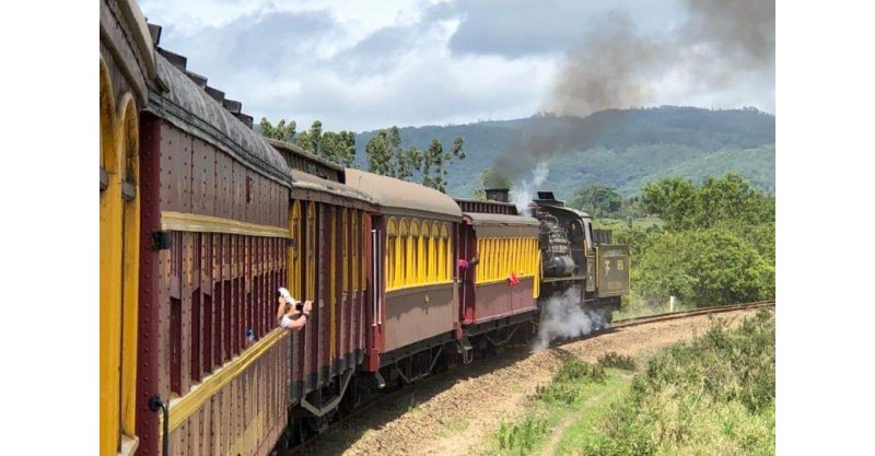 Passeio de trem, almoço especial e encontro de carros antigos movimentam Imbituba