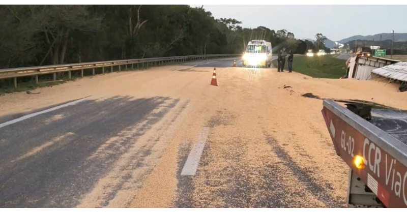Paulo Lopes / Carreta tomba na BR-101, em Paulo Lopes, e deixa faixa interditada durante a manhã