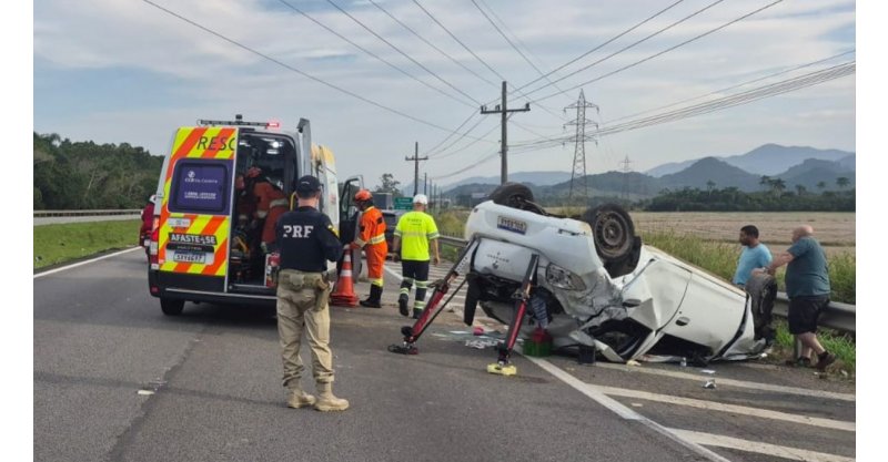 Paulo Lopes / Idoso de 68 anos é encaminhado ao hospital às pressas por helicóptero após carro capotar na BR-101
