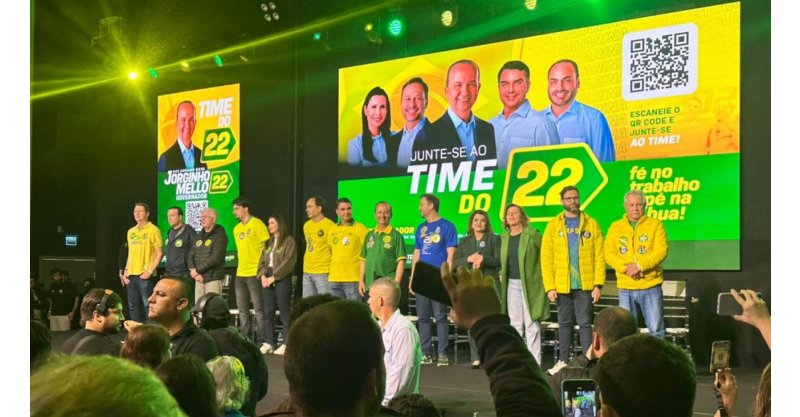 Público chega sob chuva para comício de Flávio Bolsonaro em Joinville; evento começou