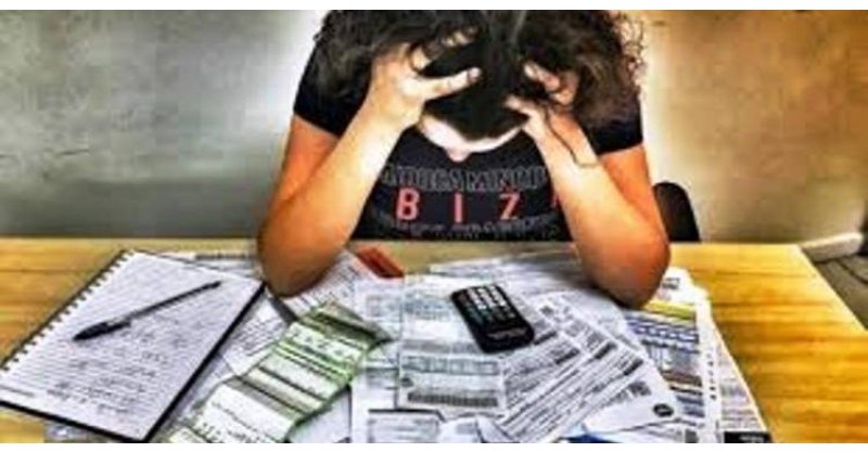 Pesquisa mostra que 4 a cada 10 brasileiros estão endividados; preocupação com dívidas afeta saúde mental