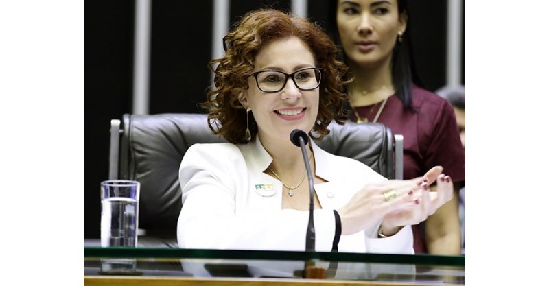 PGR pede prisão preventiva e inclusão de Carla Zambelli em lista da Interpol após deputada deixar o país